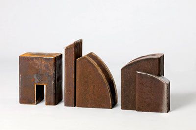 Bernard Misgajski: Kleine Architekturen. 2017, Stahl korrodiert