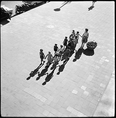 Günther Römer: Kindergartengruppe unterwegs in Rostock, um 1960