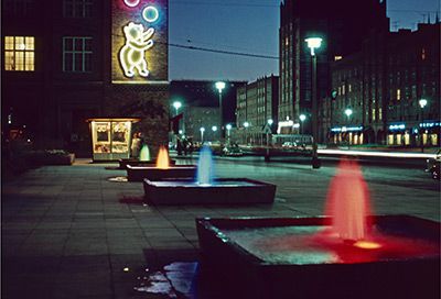 Willi Goehrke: Springbrunnen vor dem Spielwarengeschäft Teddy/ Lange Straße