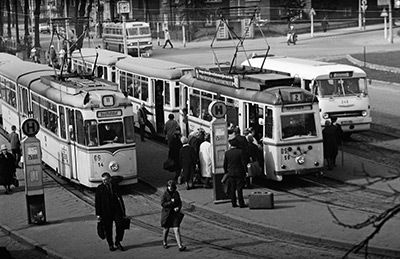 Günther Römer: Straßenbahnen vor dem Rostocker Hauptbahnhof, 1968