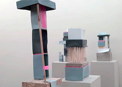 Sandra Schmedemann: türmen I bis IV, 2013, Porzellan(eingefärbt)/ Beton/ Holz/ Pappe/ Krepppapier/ Klebeband/ Wachs