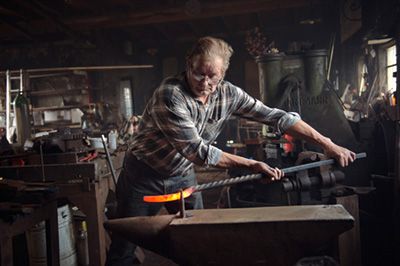Mareike Timm: Schmied bei der Arbeit (aus der Serie Handwerker und Handwerkerinnen in Mecklenburg-Vorpommern), 2016, Fotografie