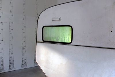 Martha Damus: Birkenwald, 2015, Wohnwagenkonstruktion/ Graphit auf Wand/ gezeichnete Animation ins Wohnwagenfenster projiziert (in Zusammenarbeit mit Marcus Oesterreich)