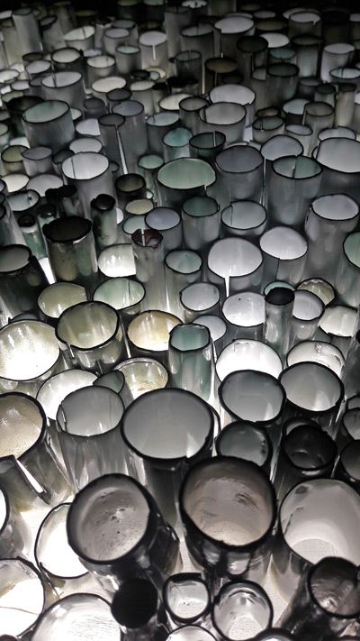 Takwe Kaenders: Röhrig, 2018, Lichtinstallation/ Kupfer/ Emaille