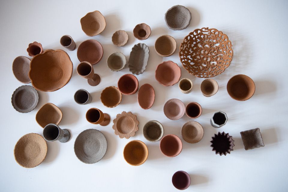 Birgit Maria Wolf: Sandgefäße. 2020, Sand auf Plastikgefässen