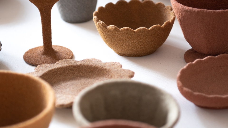 Birgit Maria Wolf Sandgefäße, 2020, Sand auf Plastik, 55 Skulpturen