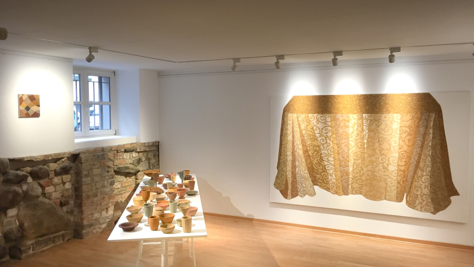 Ausstellungsansicht Birgit Maria Wolf: links -  Sandgefäße, 2020, Sand auf Plastik, 55 Skulpturen   rechts - Tabula Rasa, 2020, Sand auf Leinwand
