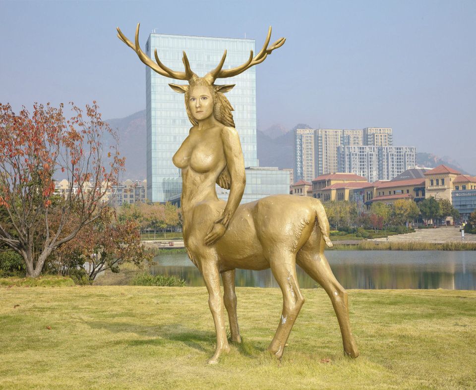 Jacqueline Duhr: Daydream China – goldener Hirsch. 2017-2021, Fotografie, 146 x 120 cm