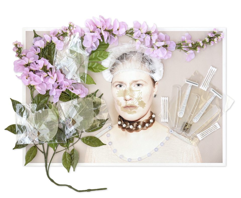 Jacqueline Duhr: Pfirsichblüte. 2017, Objekte auf Fotoprint, 62x42 cm