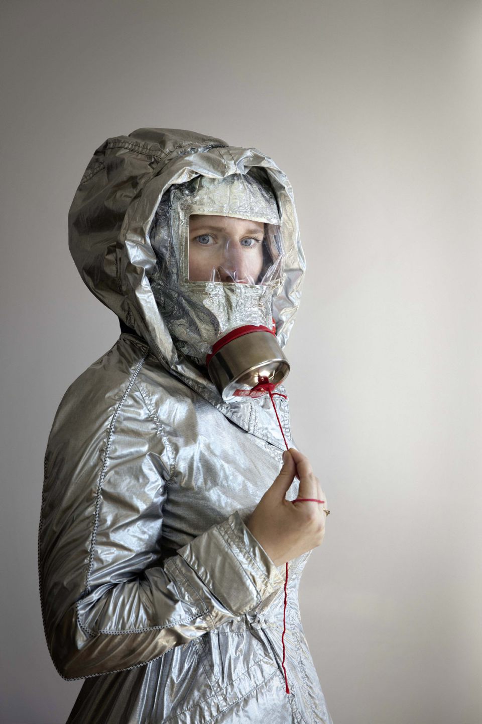 Jacqueline Duhr: Schutzmasken – Brandfluchthaube. 2020-2021, Fotografie, 60x90 cm