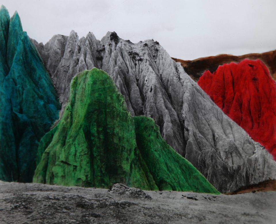 Ming Ye: Half Mountain No.0105. 2021, Silbergelatinedruck coloriert, 28x35,5 cm