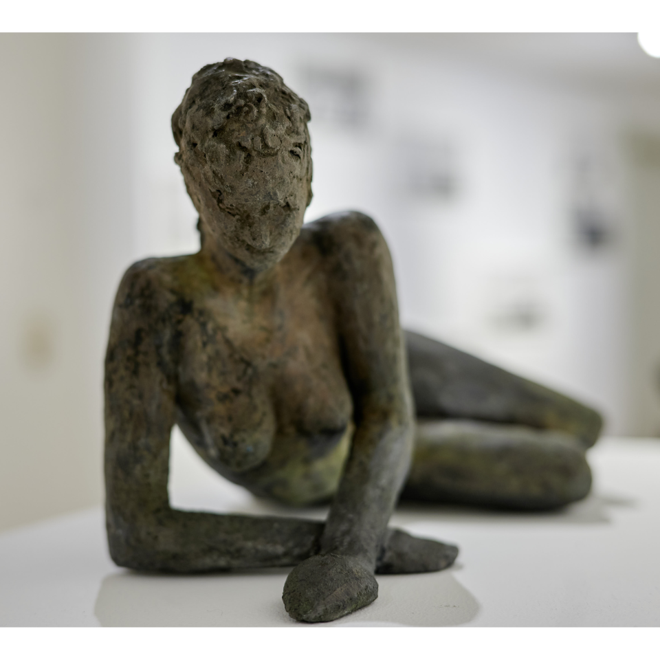 Frank Wiechmann: Liegende. Keramische Plastik, Ton, Raku, 2020