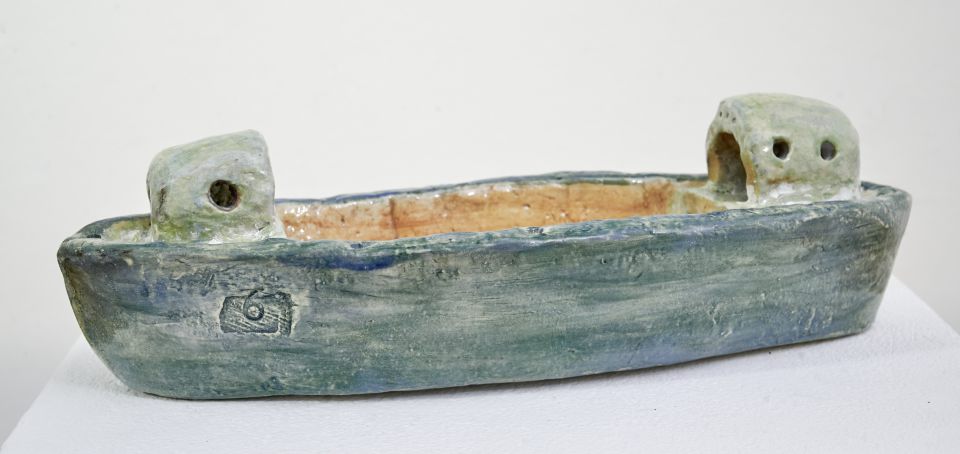 Kleines Kabinett - Matthias Gerlach: Boot, Rakukeramik, 2019, 27 cm lang, 6 cm hoch (75,00 €)