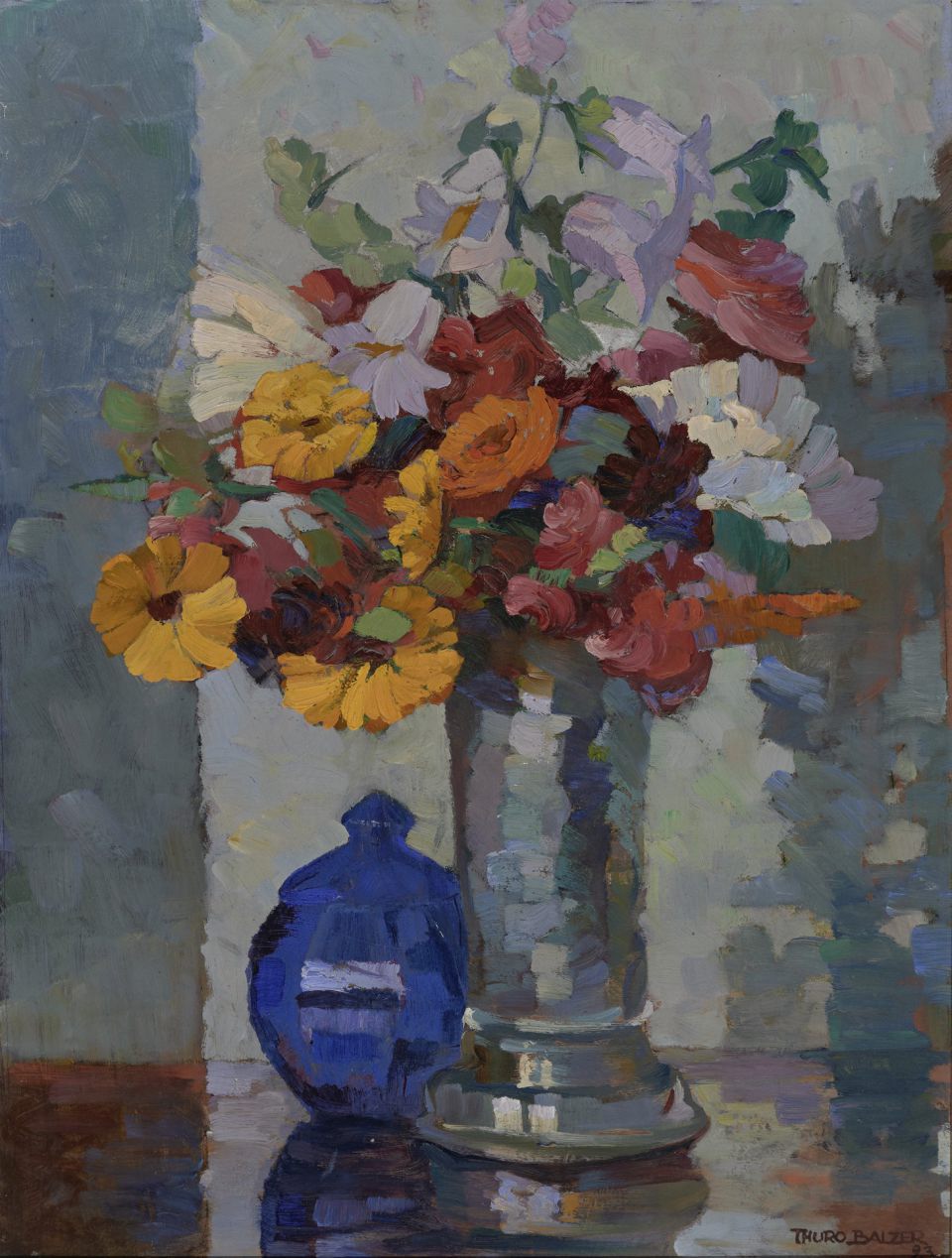 Thuro Balzer: Blaue Dose mit Zinnkrug. Öl auf Malpappe, 1923 (Leihgabe: Inge Dessoff-Hahn, Berglen)