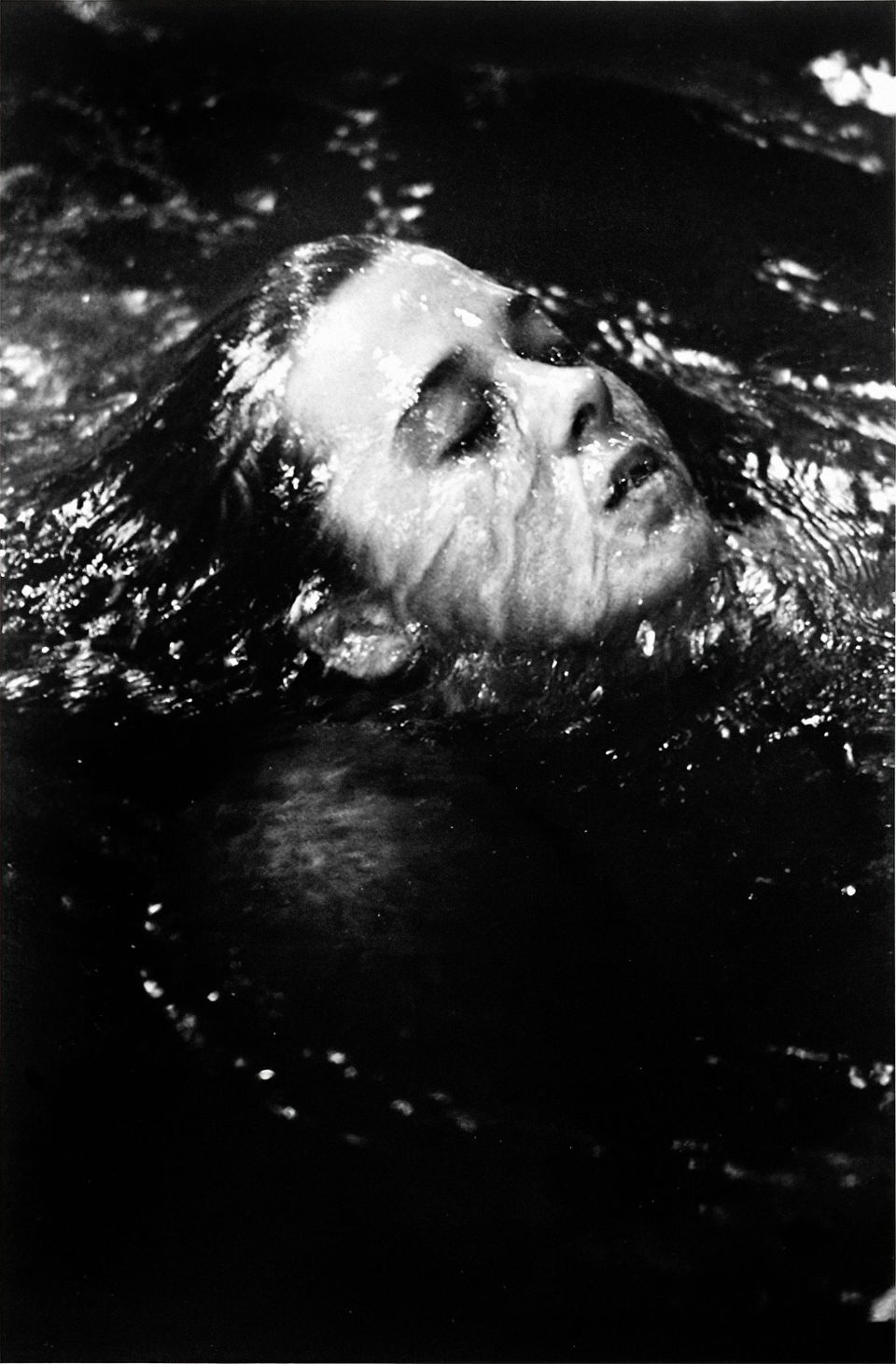 Detlev Steinberg: Synchronschwimmerin taucht aus dem Wasser auf.  Moskau, 1979, Fotografie