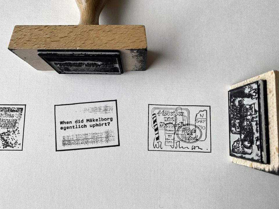 Matthias Dettmann: When did Mäkelborg egentlich uphört?. Stempel, Stempelfarbe auf Papier, 2022 / Foto: Thomas Häntzschel
