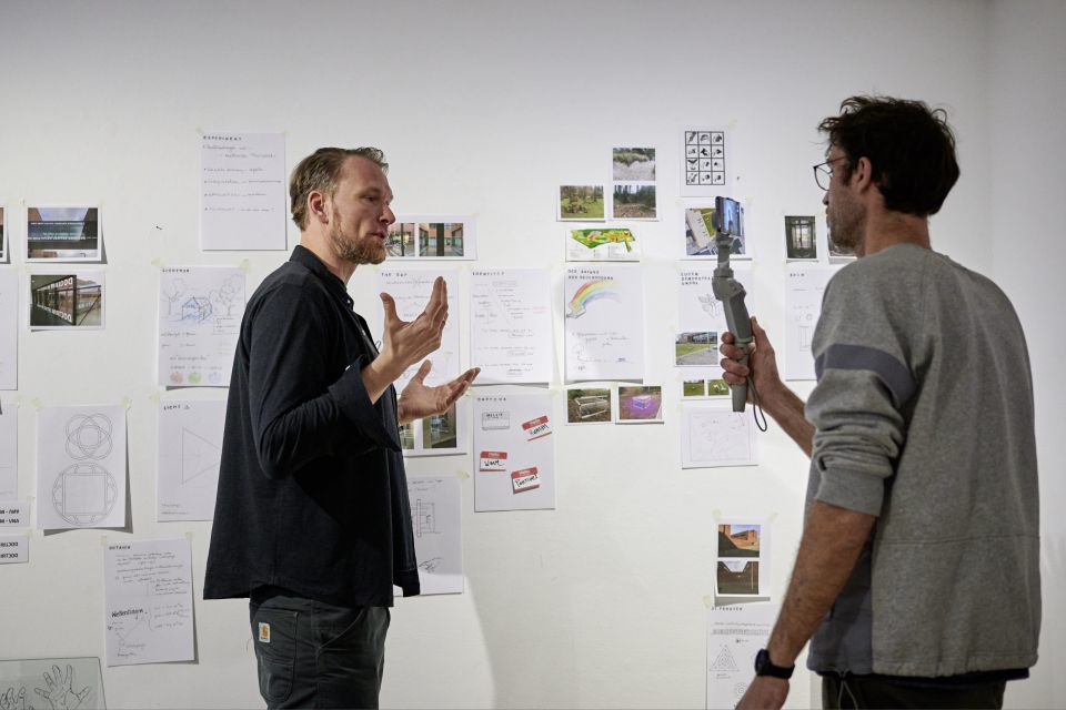 Tino Bittner beim Erklären seiner Arbeiten