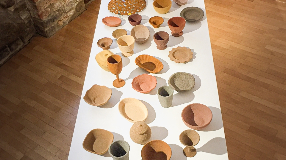 Ausstellungsansicht Birgit Maria Wolf Sandgefäße, 2020, Sand auf Plastik, 55 Skulpturen