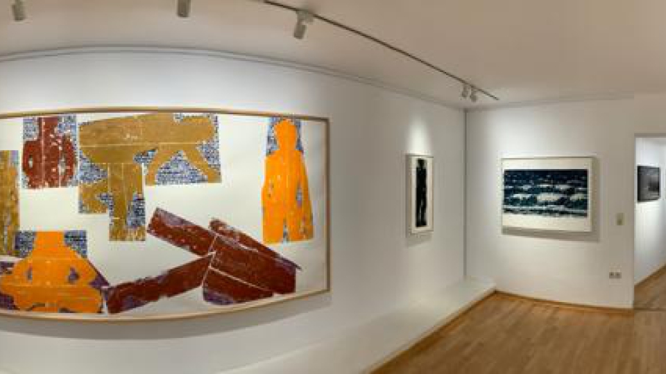 Ausstellungsansicht rechts - Ronny Lischinski: Tales of a Circle. Serie, 2018, mixed media   Mitte - Matthias Mansen Holzschnitte