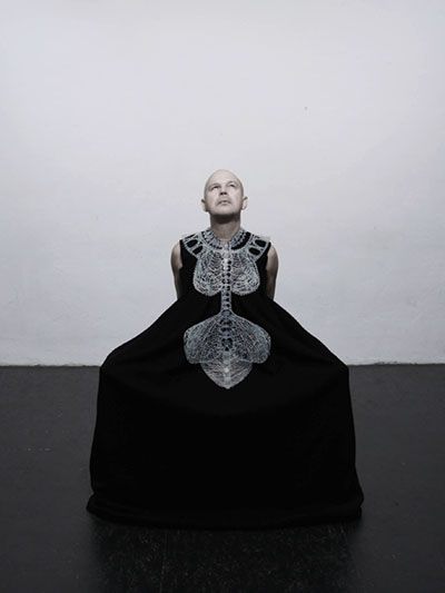 Matthias Neuthinger: o.T., 2014, Körperobjekt: Kira Fritsch