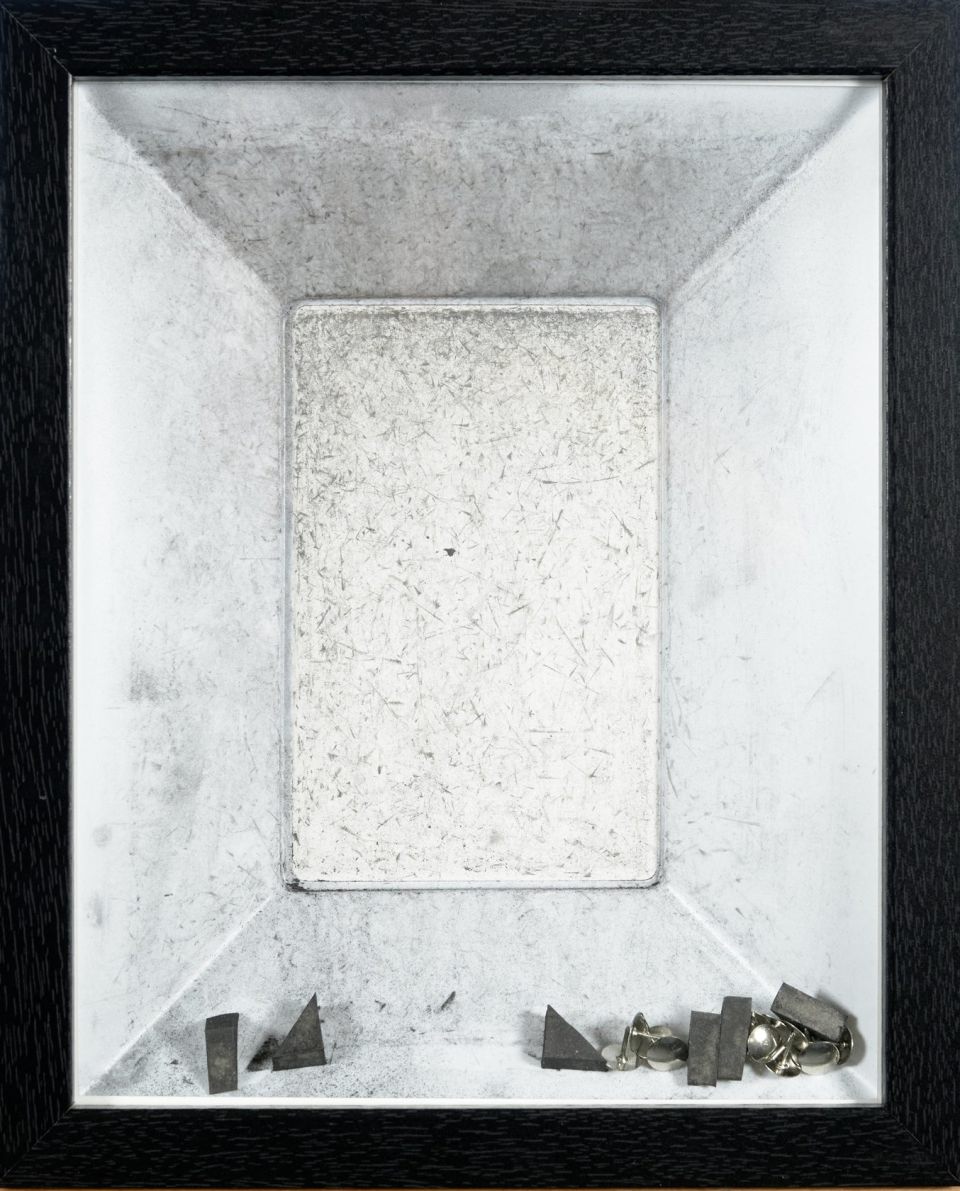 Rico., angeschwärzt, Objekt aus Objektrahmen/Kunststoffinlay/Papier/Grafit/Radiergummis/Reißzwecken mit halbrundem, glatten Kopf, 2020, 27x24x5cm