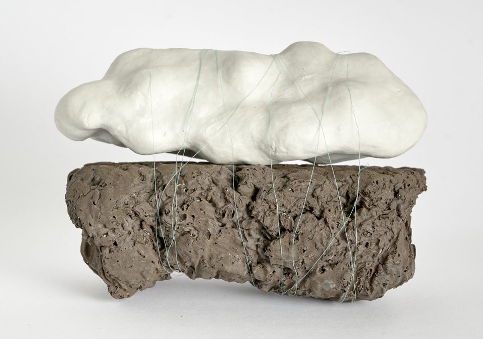 Dana JES, Wolke, Porzellan gebaut/Ton/Angelsehne, 2017, 8,5x11cm (18x24cm Rahmen)