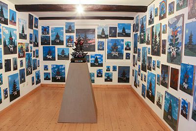 Hinrich Brockmüller: Apokalyptischer Tannenbaum, 2018, Rauminstallation