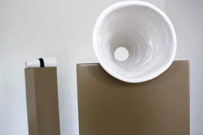 Ulrike Mundt: Actio-Reactio, 2014, Skulptur, 2-teilig, MDF/ Lack/ Gips/ Gummi, je 130 x 70 x 70 cm, Foto: Susanne Burmester