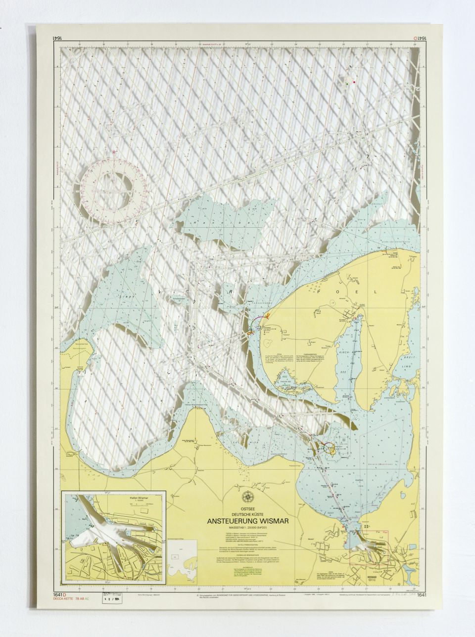 Anett Frontzek: Ansteuerung von Wismar, 1641D, Kleine Berichtigungen: 1994, 8. VII. 2019, Papierschnitt, 106,5x73 cm, Foto: Anett Frontzek