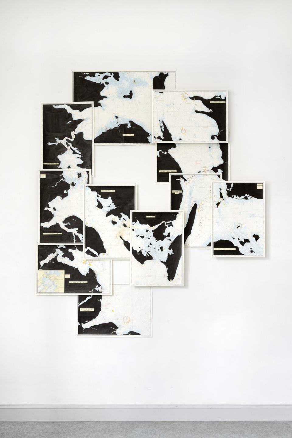 Anett Frontzek: Kieler Bucht, rund um Fünen. 2020, 11 Sportbootkarten mit Tusche bearbeitet, je 42x59,5 cm, ges. 209x180 cm, Foto: Anett Frontzek