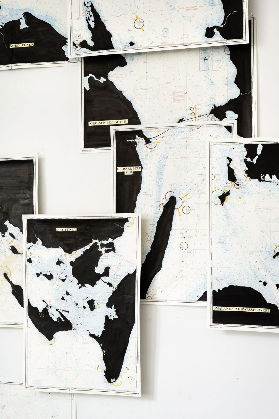 Anett Frontzek: Kieler Bucht, rund um Fünen (Detail). 2020, 11 Sportbootkarten mit Tusche bearbeitet, je 42x59,5 cm, ges. 209x180 cm, Foto: Anett Frontzek