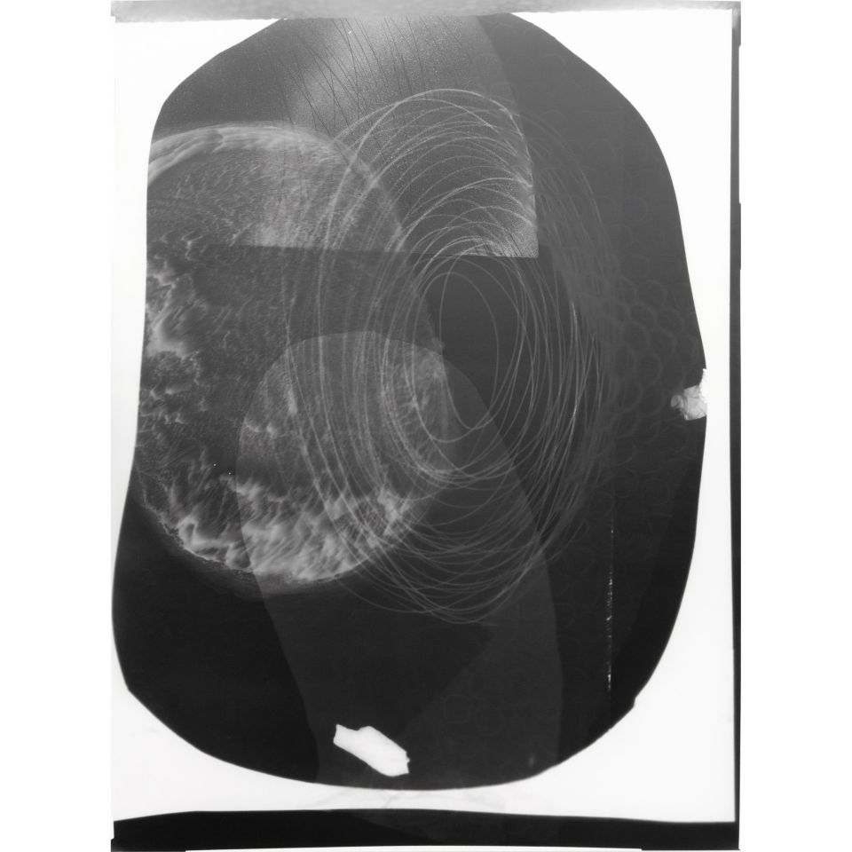 Marta Djourina: o.T. 2020, selbsterstelltes Filmnegativ, analoges s/w Fotopapier