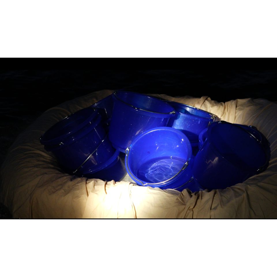 Marie Jeschke, zwölf Liter, Videostill, 3 Kanal Videoinstallation