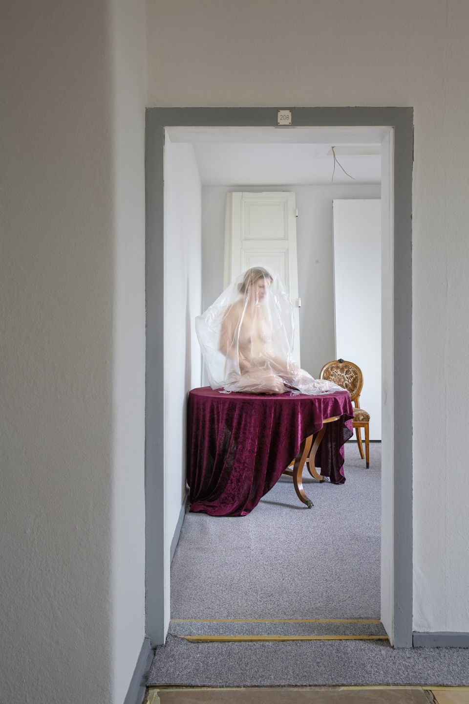 Jacqueline Duhr: Milchfolie. 2019/2022, Fotografie, 40x60 cm