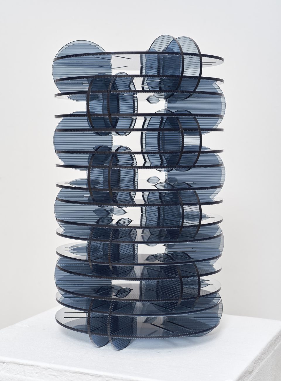 Stine Albrecht: Steckturm III, Plexiglas gelasert, 2019, ø 19,5 cm, 40 cm hoch